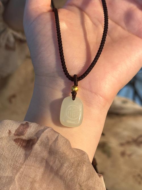 犯太岁时佩戴哪种玉佩最吉祥？金、银、玉哪个更合适？