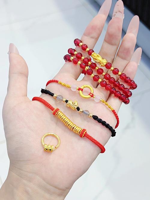 石榴木命适合佩戴哪些饰品能旺财？