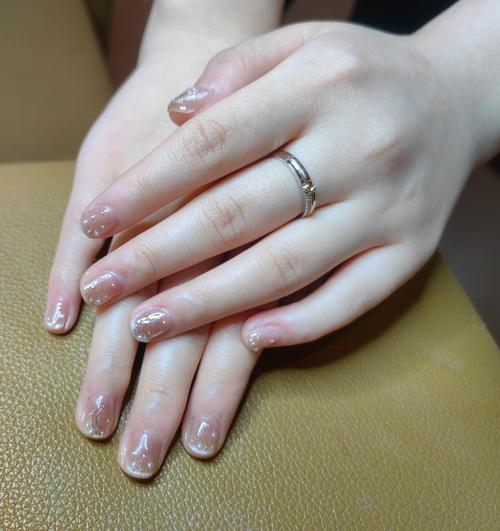 手指短指甲短的人命运如何？适合做什么样的指甲设计？