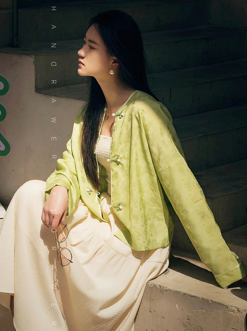 平地木命女人适合穿什么衣服？