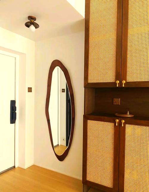 客厅摆放镜子风水上可行吗？有什么讲究？