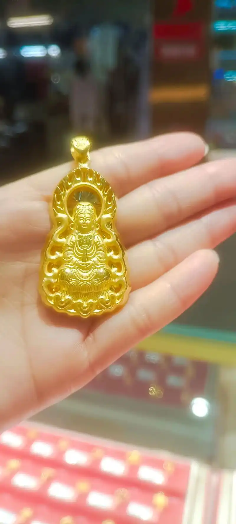 1987年炉中火命的人应佩戴什么观音或饰品？