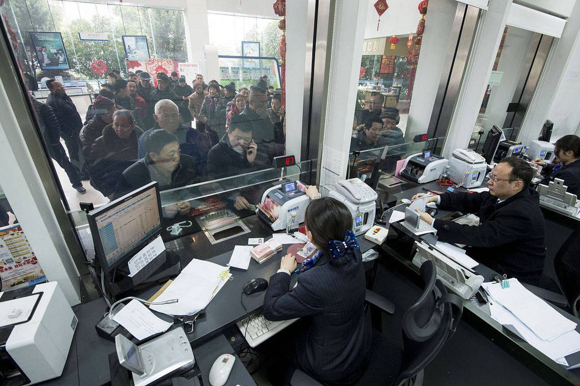 在银行上班是金饭碗吗？这样的工作前景如何？