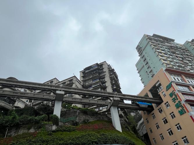 铁轨穿楼对住宅风水有何具体影响？