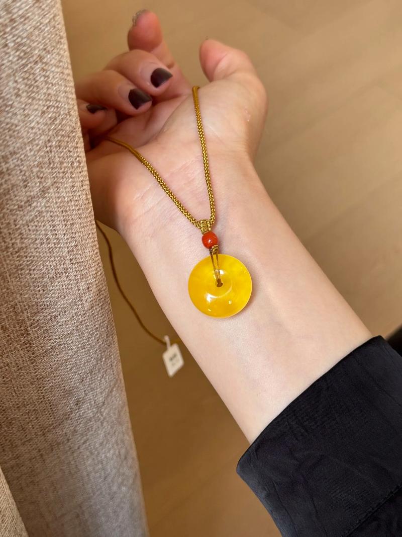 白蜡金命缺水适合佩戴什么饰品？白蜡金是哪种金质的改称？