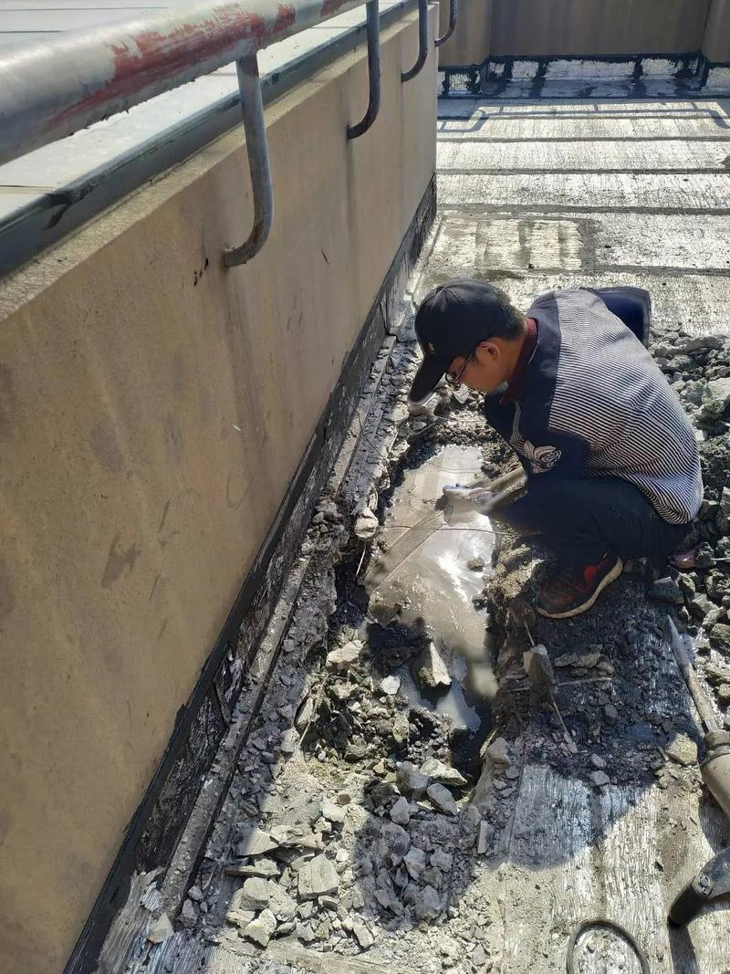 工业风水管房顶漏水问题如何解决？