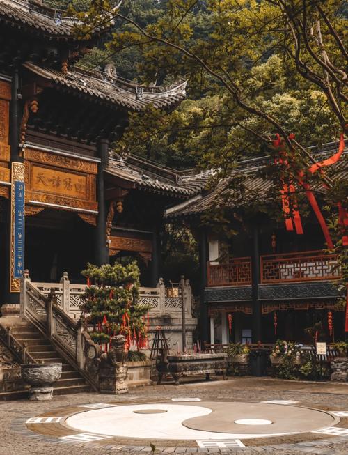 去寺庙参观时，能否请教风水大师指点一番？