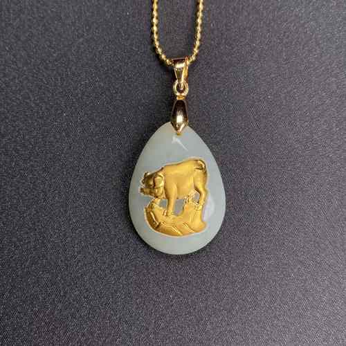 1995年出生的属猪男性适合佩戴哪种材质的饰品，金饰还是玉饰呢？