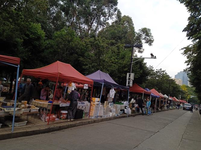 番禺风水市场附近有摆地摊的摊位吗？