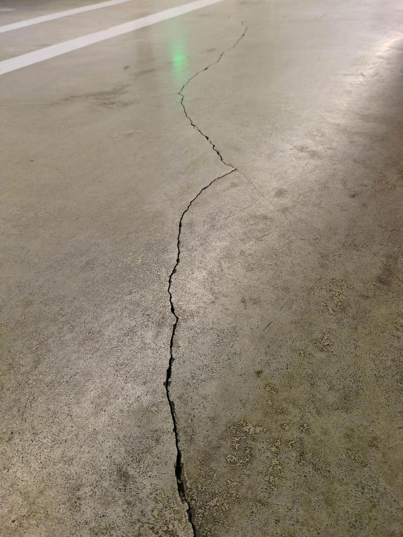 地面裂缝对住宅风水有何具体影响？