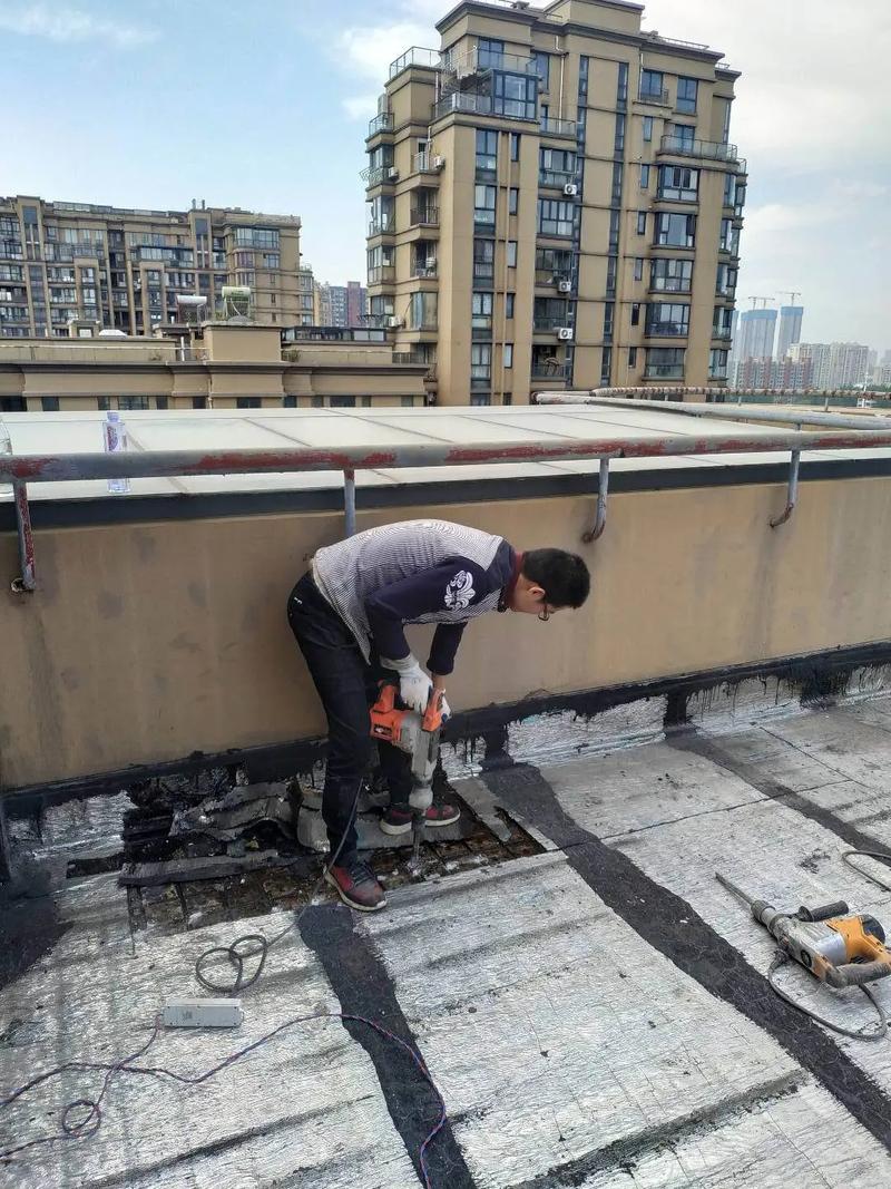 工业风水管房顶漏水问题如何解决？