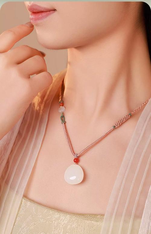 大海水命女性适合佩戴什么饰品？戴玉对她们来说是否合适？