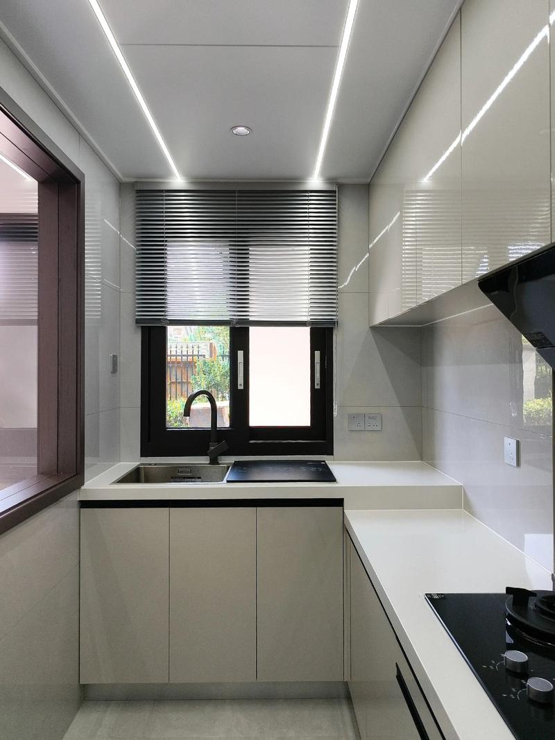 厨房窗户是否需要安装窗帘来调整风水？