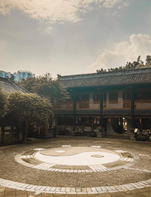 去寺庙参观时能否请教风水大师指点一番？