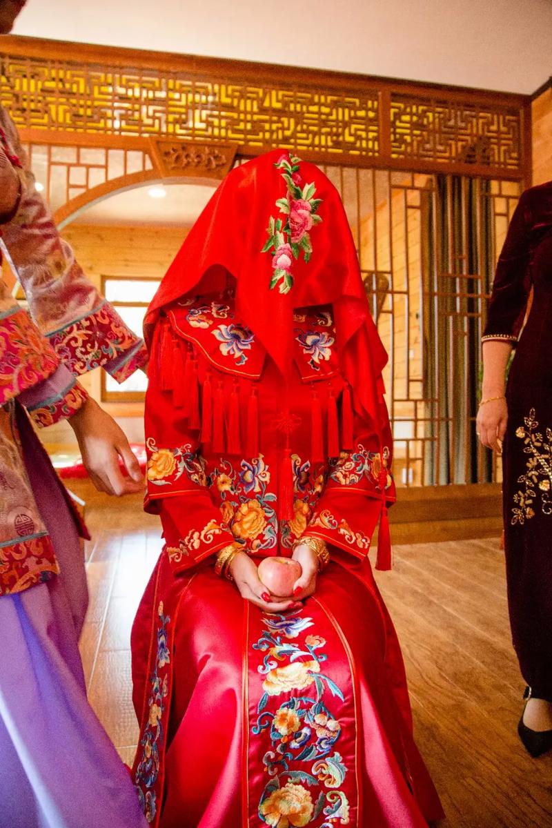 新娘盖头可以由小婶代为覆盖吗？这样的传统习俗可行吗？