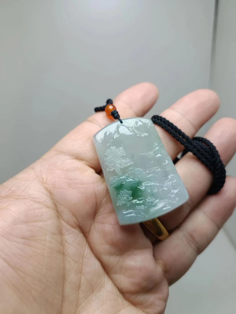 山水牌吊坠适合哪些命格的人佩戴，哪些人不宜佩戴？