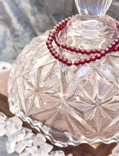 石榴木命适合哪些数字？石榴石木命的人可以佩戴石榴石吗？