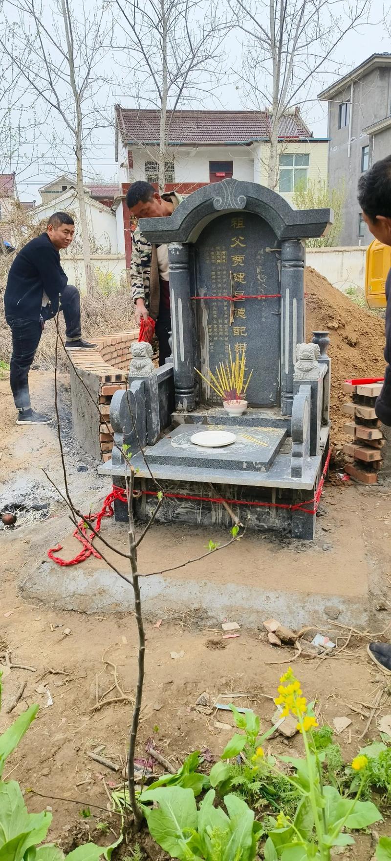 2026年农历三月初一，4月17日修坟吉时这个日子适合修坟吗？