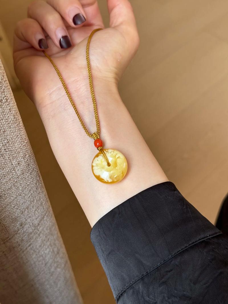 白蜡金命缺水适合佩戴什么饰品？白蜡金是哪种金质的改称？