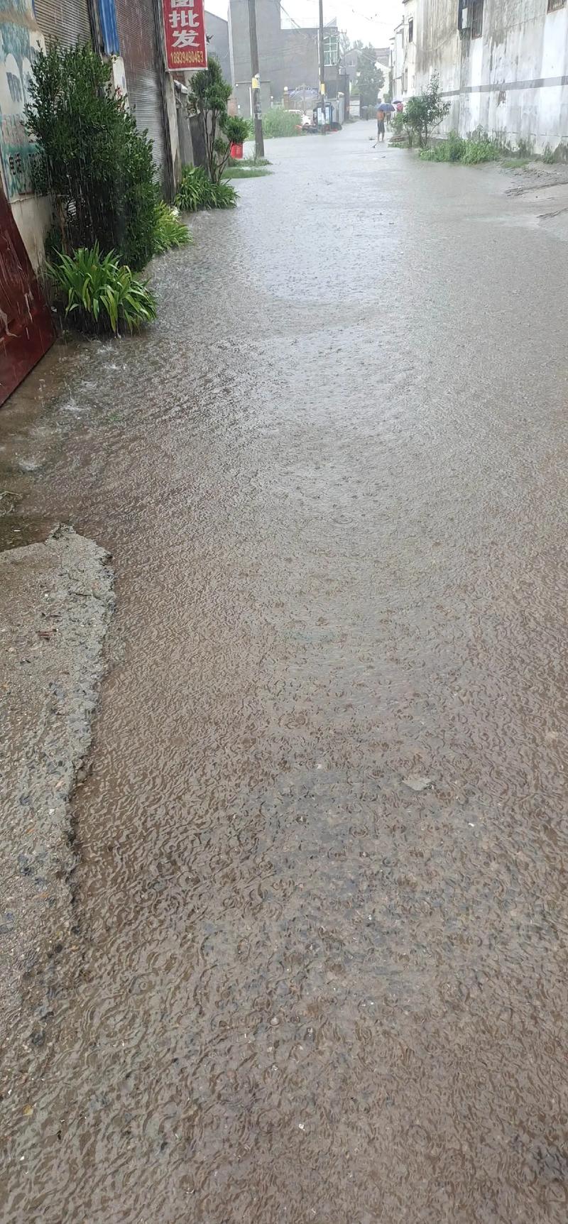 风水门前的地面下雨后会出现积水现象吗？