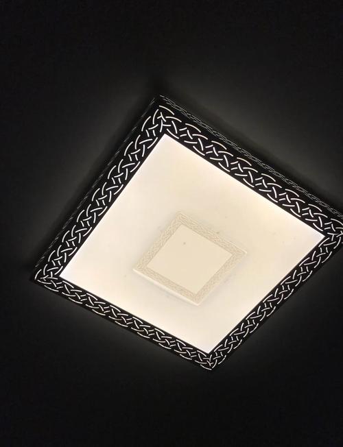 客厅灯用黑色风水上是否合适？