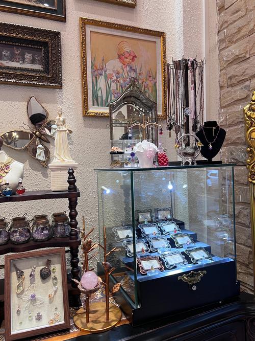 有没有推荐适合暗黑风格的独特风水水晶店铺？