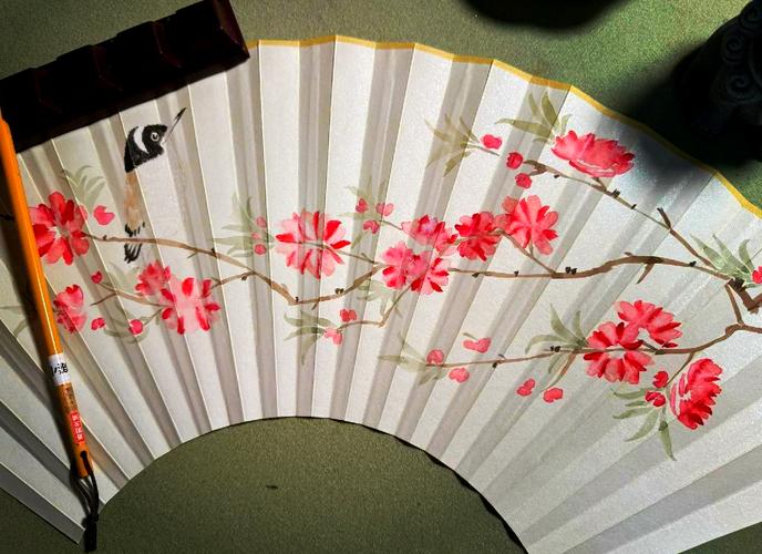 扇子有桃花风水讲究，这种搭配是否真的有特别的寓意或影响？