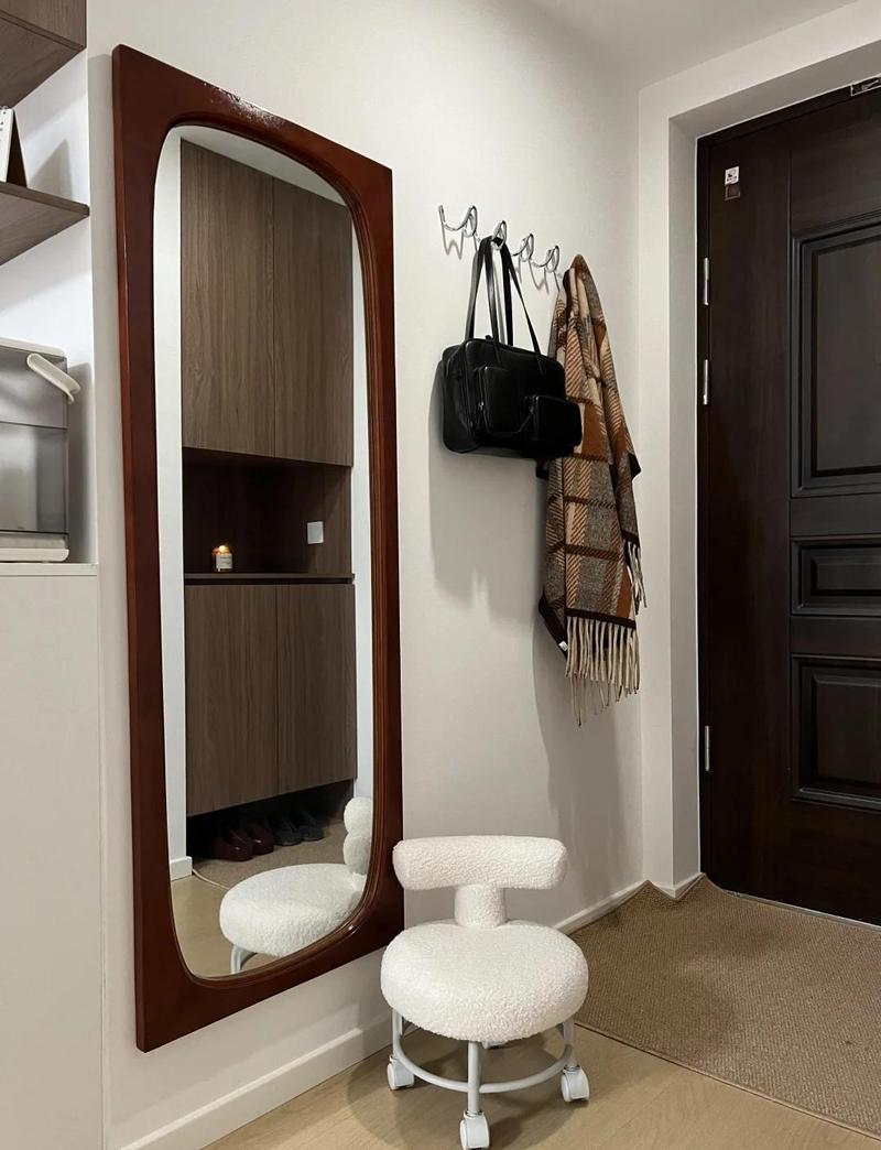 风水门后能否挂衣服以改变家居风水布局？