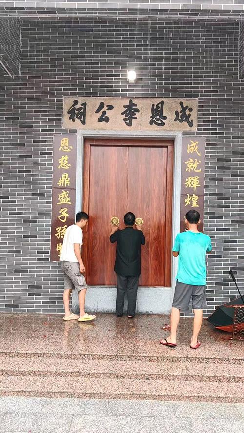 宗祠大门开启时，是否注重风水布局的讲究？