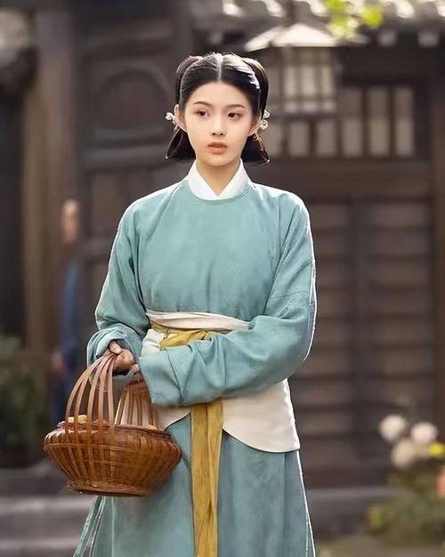 这位小姐的丫环应该穿什么样的衣服？
