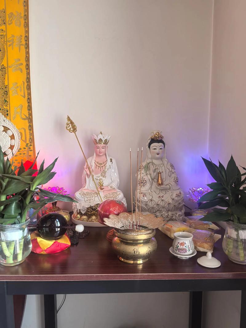 观音菩萨和地藏菩萨一起供奉时，选择哪种命格更适宜呢？