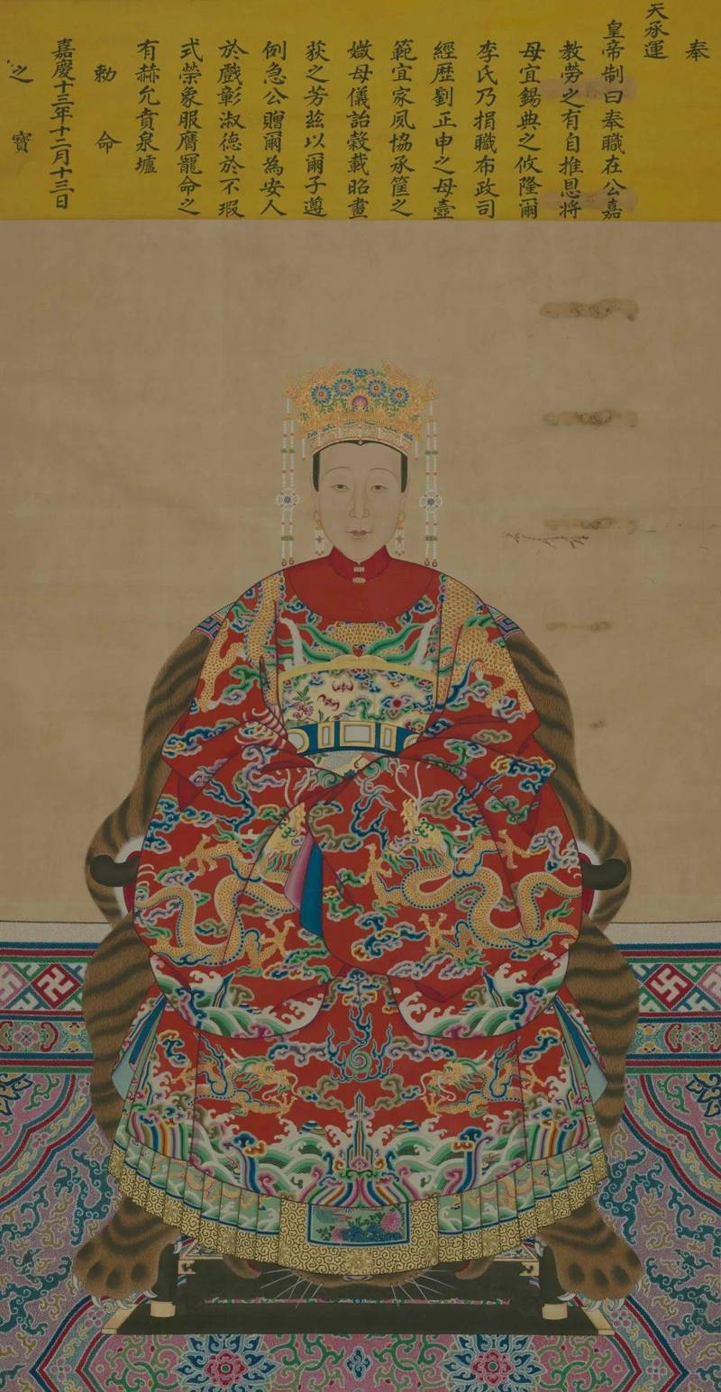 清朝命妇朝服与小姐穿着打扮有何不同之处？