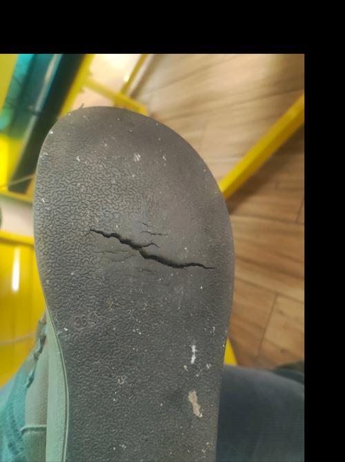 鞋底裂开的风水影响下，这样的鞋子还能继续穿吗？